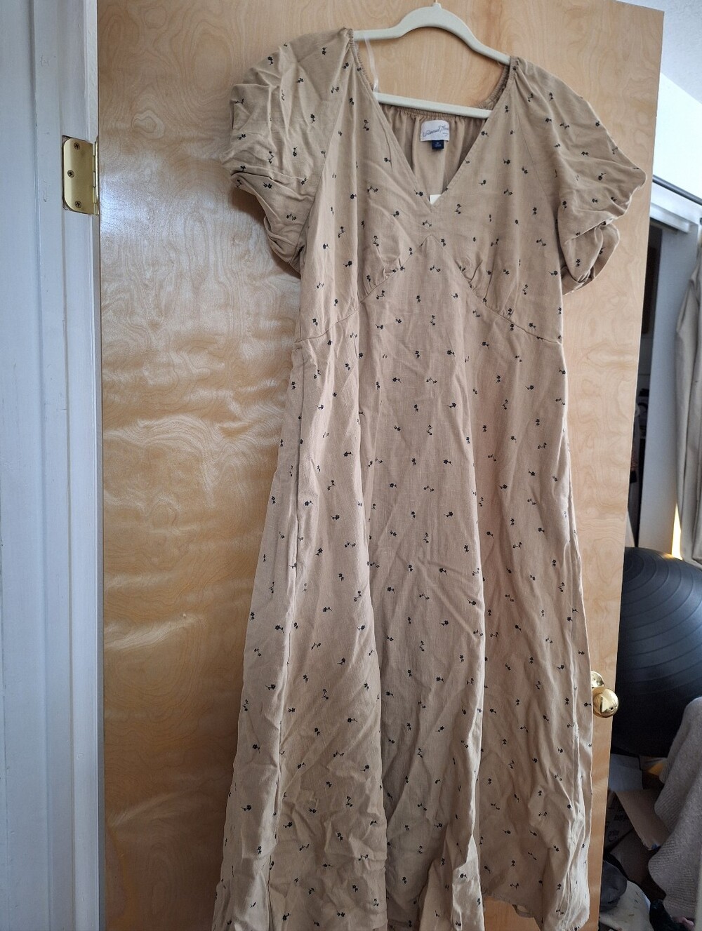 Universal Thread Lightweight Beige Black Floral V-Neck Midi Dress